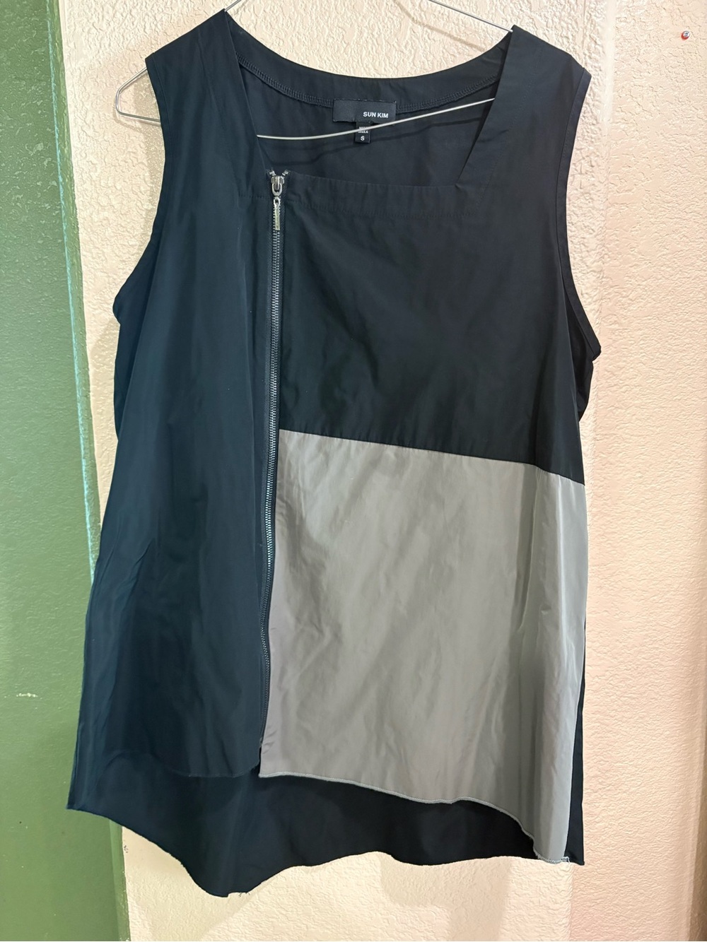 Sun Kim Sleeveless Asymmetrical Zip Top Size S